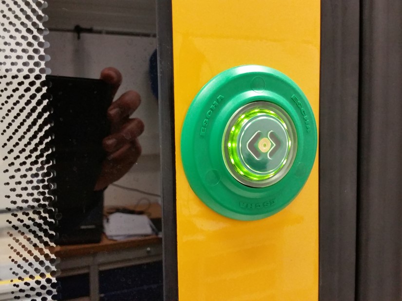 Detail  groene deur open knop treindeur